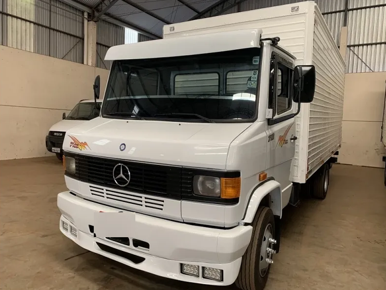 Mercedes Benz 710 Plus - 4x2 - 2003 - Baú