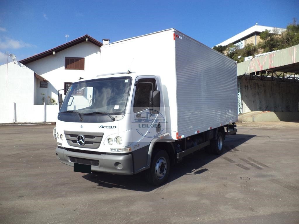 Mercedes Benz Accelo 815 - 4x2 - 2013 - Baú 
